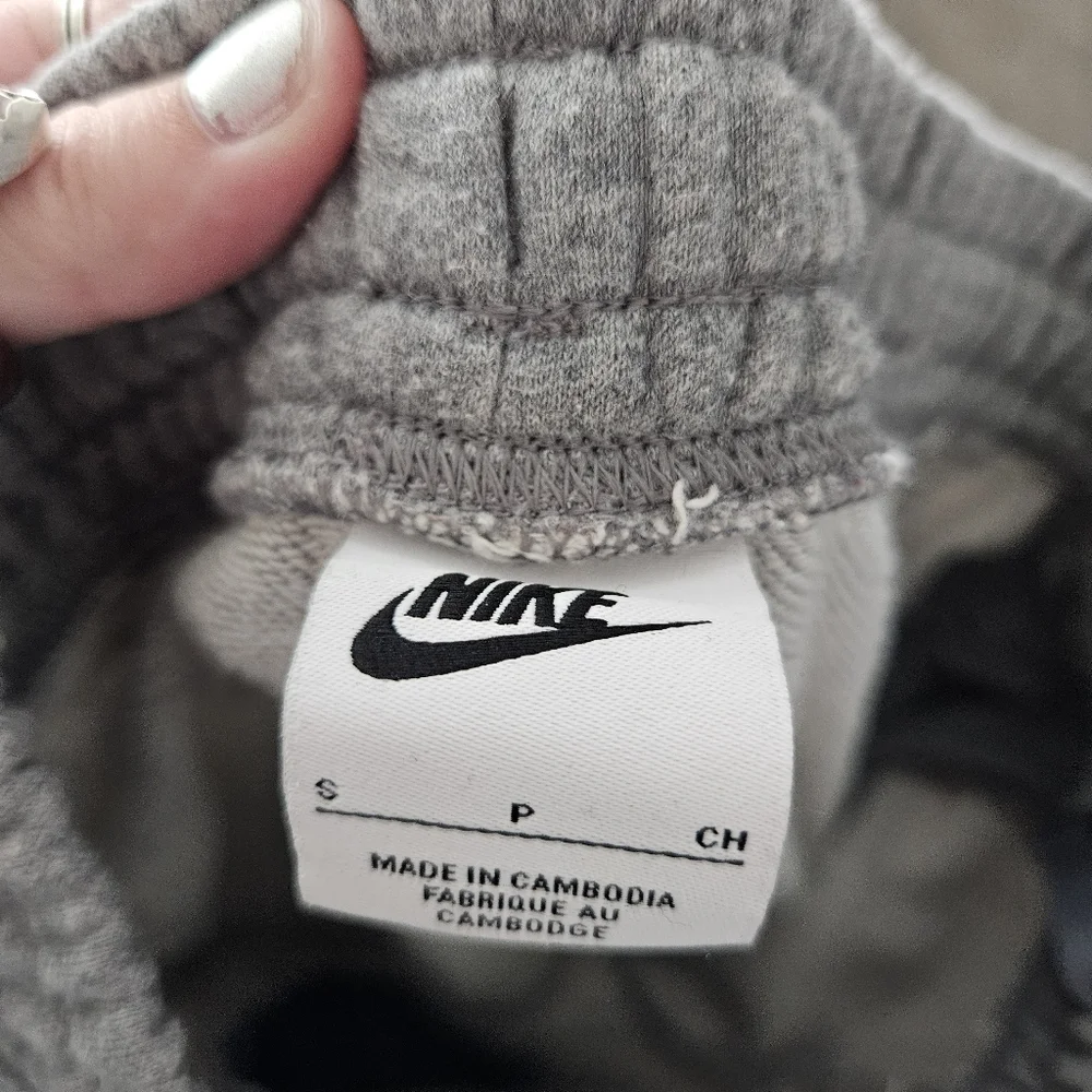 Nike Kids' Grey Logo Jogger Pants Big Boy Youth Small Sweatpants Lounge Comfy